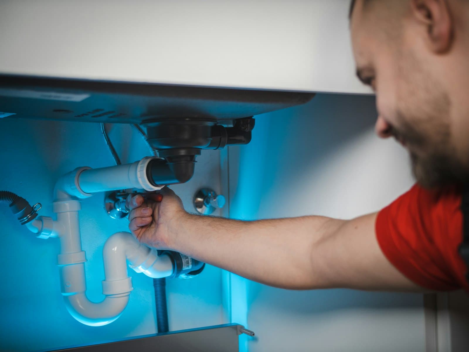 Andreas Kohler bei der Sanitärinstallation