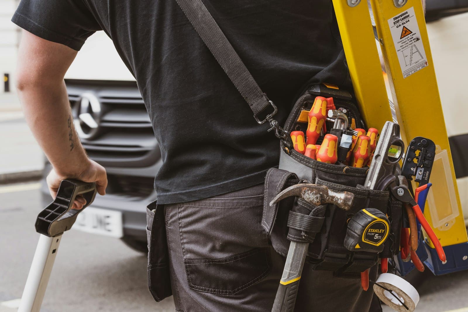 Handwerker von Haustechnik Kohler auf dem Weg zum Einsatz